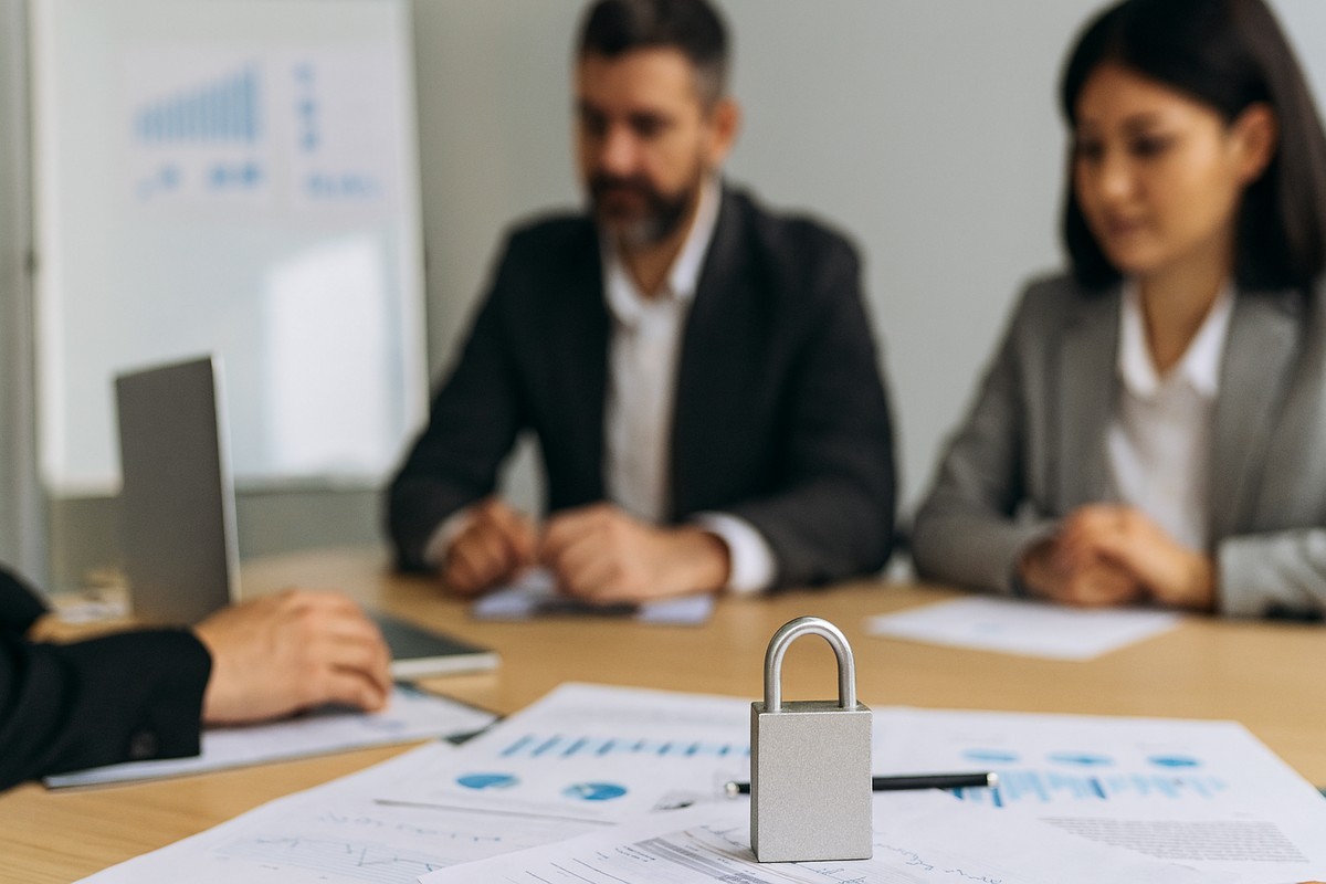 Consultores chilenos de alrededor de 45 años en reunión de trabajo sobre ISO 9001 e ISO 27001